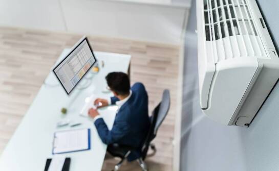 Klimatyzacja w przestrzeni biurowej – zalety i kluczowe aspekty montażu