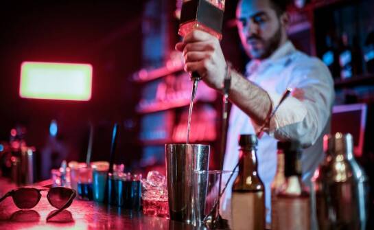 Szkolenia barmańskie – dlaczego warto zacząć przygodę z miksologią?