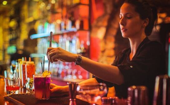 Jak wyglądają usługi barmańskie i co warto o nich wiedzieć?