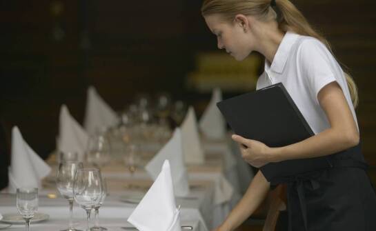 Szkolenia kelnerskie – jak zdobyć cenione umiejętności w gastronomii