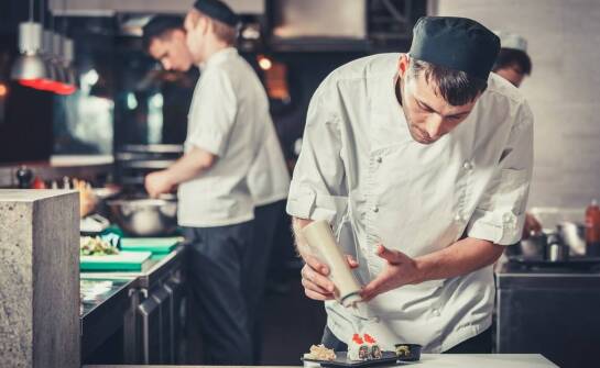 Jak rozwijać umiejętności kulinarne dzięki kursom kucharskim?