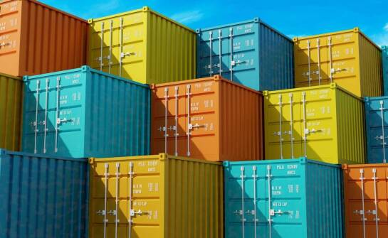 Kontenery morskie na sprzedaż – zastosowanie, zalety i istotne informacje
