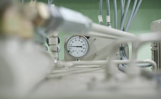 Iniekcja ciśnieniowa – zastosowanie, zalety i najważniejsze informacje