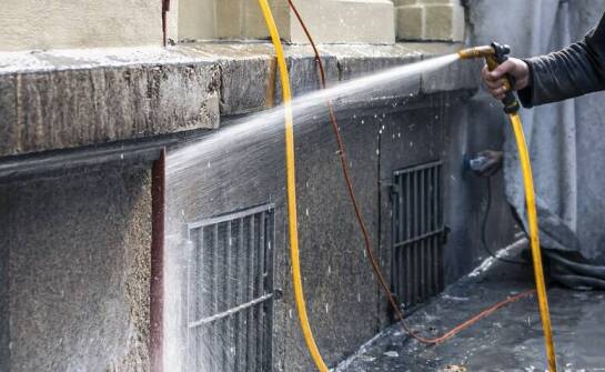 Osuszanie budynków – najczęstsze przyczyny zawilgocenia i sposoby walki z wilgocią