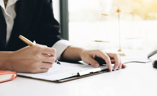 Jak radca prawny wspiera biznes w rozwiązywaniu codziennych wyzwań prawnych