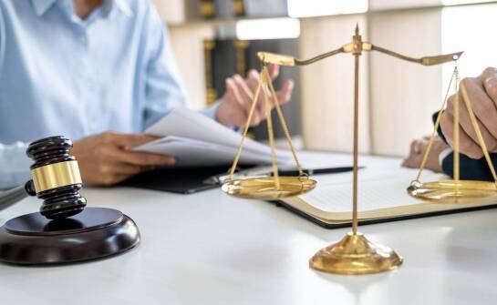 Jak wybrać odpowiednie wsparcie prawne dla firmy i uniknąć problemów prawnych