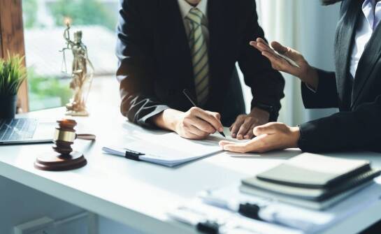 Wsparcie prawne dla firm – czym zajmuje się radca prawny w biznesie