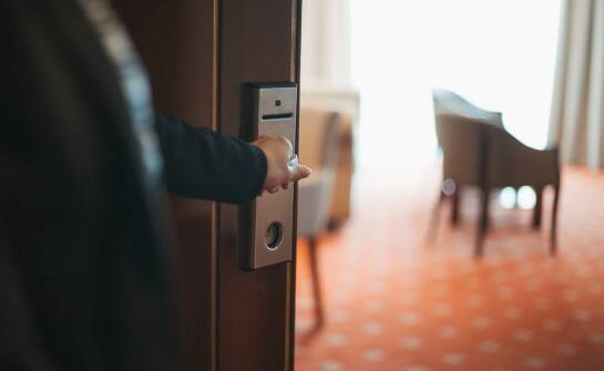 Jak wybrać drzwi do hotelu – kluczowe aspekty bezpieczeństwa i stylu