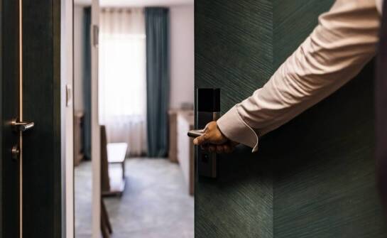Ile kosztują drzwi do hotelu? Czynniki wpływające na ostateczną cenę