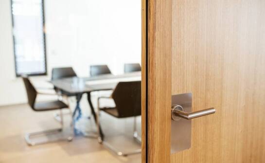 Drzwi biurowe – najważniejsze cechy oraz zastosowanie w przestrzeni pracy