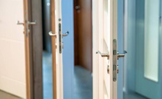 Jak powstają solidne drzwi – etapy produkcji i najważniejsze materiały