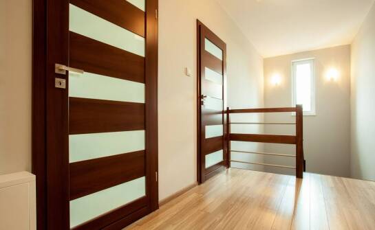 Drzwi drewniane – sprawdzone rozwiązania do różnych typów wnętrz