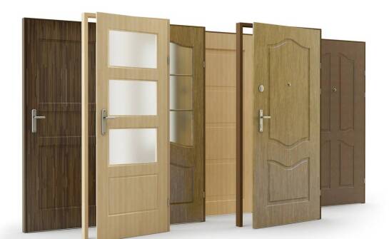 Proces produkcji drzwi drewnianych – na co zwrócić uwagę przy wyborze