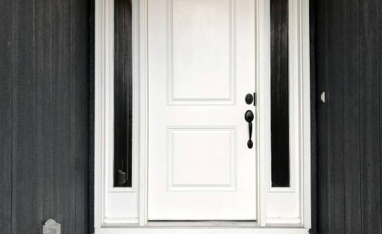 Czym charakteryzują się solidne drzwi wejściowe od sprawdzonych producentów