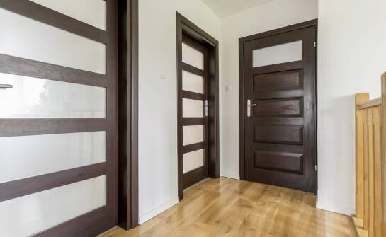 Najważniejsze cechy drzwi drewnianych – trwałość, izolacja i design