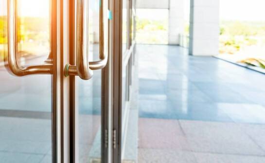 Drzwi do obiektów użyteczności publicznej – kluczowe funkcje i rozwiązania