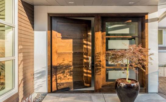 Trwałe drzwi drewniane zewnętrzne – aspekty wyboru i zastosowania w budynkach