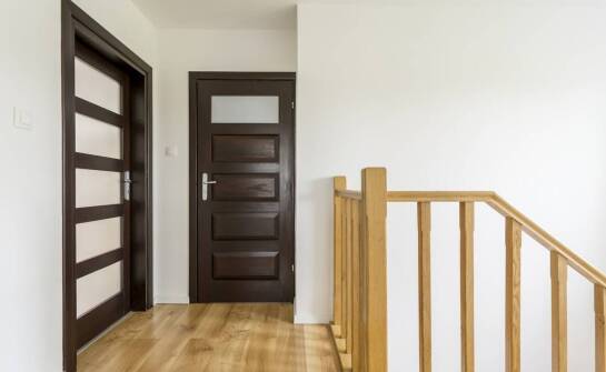 Drzwi wejściowe do mieszkania drewniane - od czego zależy ich wytrzymałość?