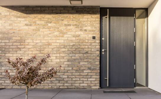 Drzwi zewnętrzne mieszkaniowe – na co zwrócić uwagę przed zakupem