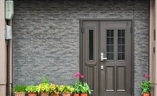 Drzwi zewnętrzne do kamienicy – ważne cechy i możliwości aranżacji wnętrz
