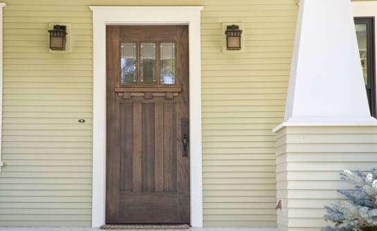 Drewniane drzwi wejściowe – najważniejsze informacje i inspiracje przed zakupem