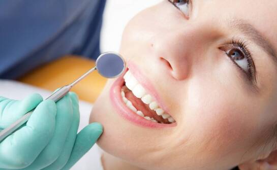 Zabiegi poprawiające wygląd zębów – możliwości i korzyści dla uśmiechu