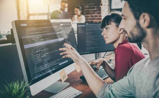 Wsparcie programistyczne – rola zespołów IT w rozwoju nowoczesnych firm