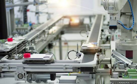 Automatyzacja linii produkcyjnych – najważniejsze korzyści i zastosowania