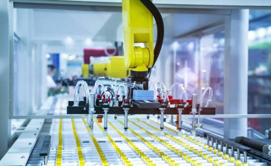 Rozwiązania automatyzacji linii produkcyjnych – trendy i przyszłość przemysłu