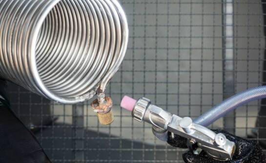 Wyciek sprężonego powietrza w instalacji – skutki, przyczyny, sposoby wykrywania