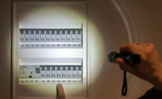 Jak poprawa oświetlenia wpływa na koszty energii i komfort pracy w firmie