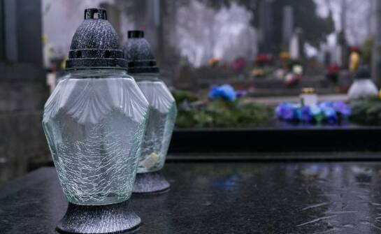 Tablica tombstone – zastosowanie i znaczenie w świecie finansów