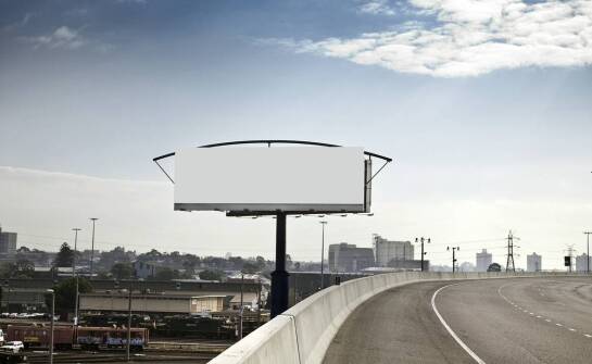 Tablice i szyldy reklamowe – jak wpływają na rozpoznawalność marki?