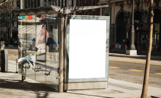 Ekspozytory z pleksi – klucz do efektownej prezentacji produktów w sklepie