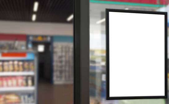 Zalety stosowania ekspozytorów z pleksi w handlu i prezentacji produktów