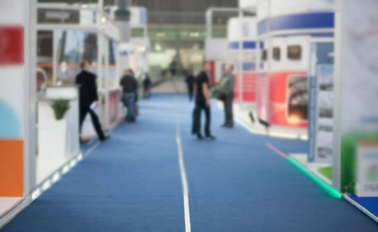 Ekspozytory z plexi – funkcje, rodzaje i możliwości zastosowania w biznesie