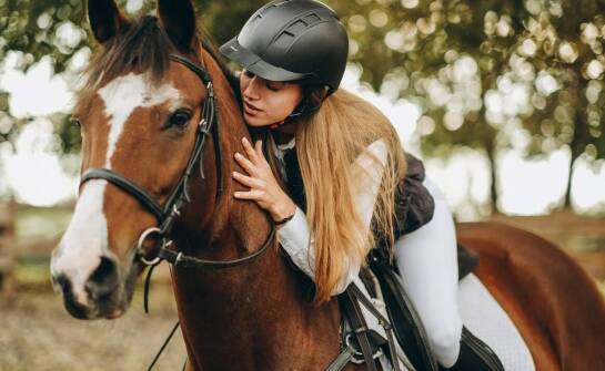 Czapsy jeździeckie – rodzaje, zastosowanie i najważniejsze zalety użytkowania