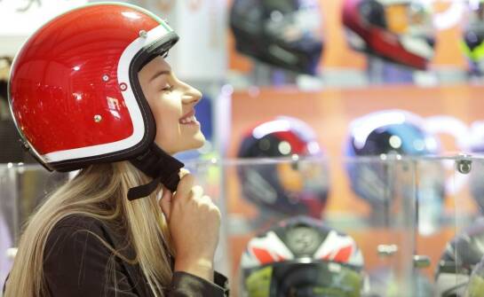 Bezpieczeństwo podczas jazdy konnej – co warto wiedzieć o kaskach jeździeckich