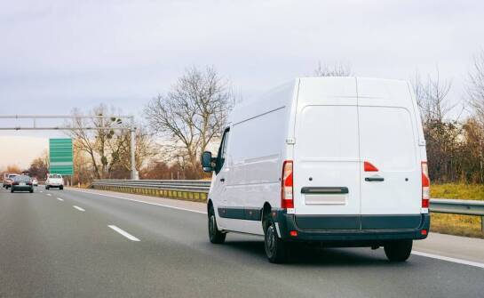 Jak działa wynajem długoterminowy aut dostawczych i kiedy warto z niego skorzystać