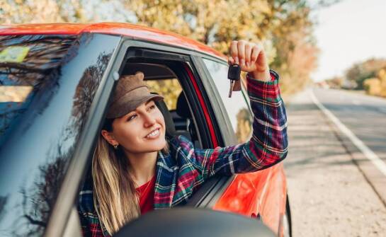 Krótkoterminowy wynajem samochodu – zalety, zasady i najważniejsze informacje