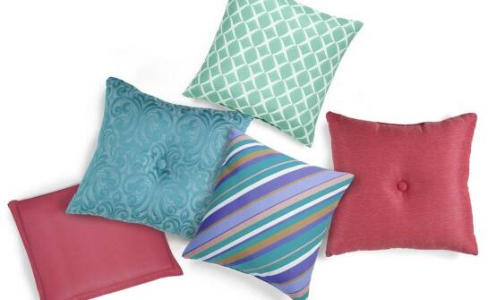 Najciekawsze pomysły na śmieszne poduszki do każdego wnętrza