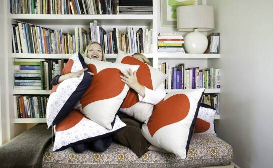 Najlepsze pomysły na śmieszne poduszki ozdobne – inspiracje na prezent