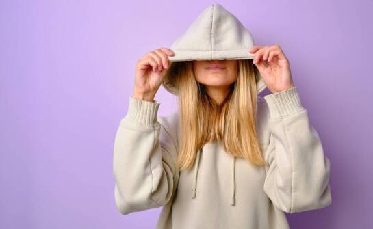 Bluza oversize z kapturem – jak nosić i z czym łączyć najnowsze fasony