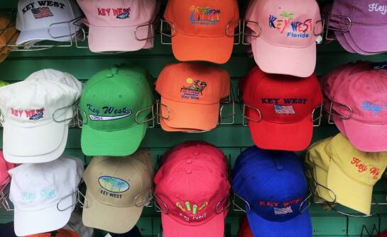 Czapki z napisami – modne dodatki młodzieżowe i popularne wzory sezonu