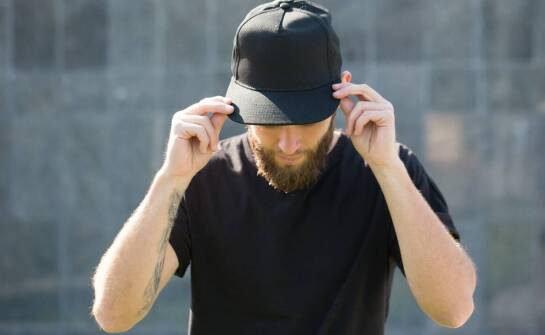 Czapka krasnal męska – modne fasony, inspiracje i sposoby noszenia