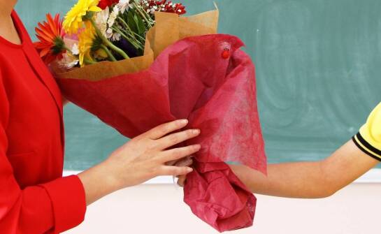 Pomysły na oryginalny prezent z okazji Dnia Nauczyciela – inspiracje i trendy