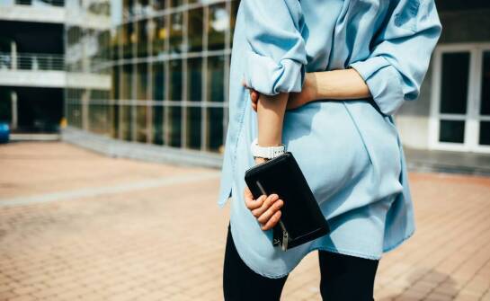 Koszulka oversize – uniwersalny hit w modzie i sposoby na stylizacje