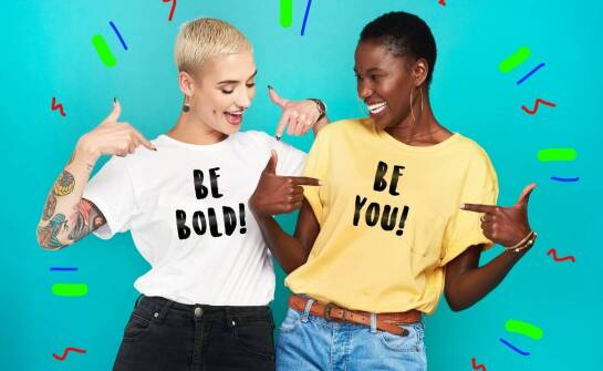 Najzabawniejsze napisy i motywy na damskich koszulkach – inspiracje sezonu