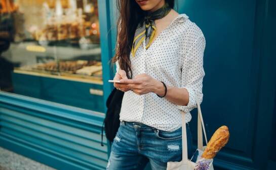 Koszulki damskie z nadrukiem – inspiracje i najmodniejsze motywy sezonu