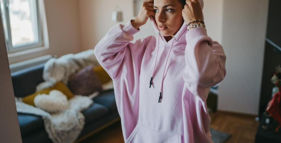 Modne bluzy damskie oversize z kapturem – inspiracje na codzienne stylizacje